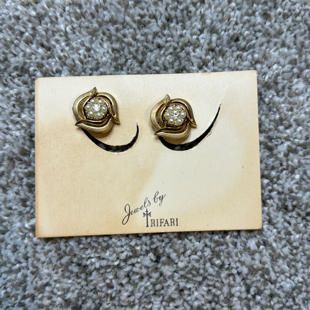 NWT Vintage Trifari Clip-on Earrings